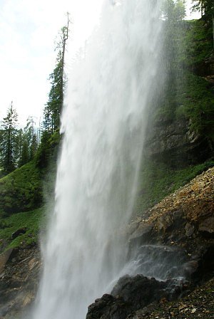 Padající vodní masa vodopádu Johannesfall