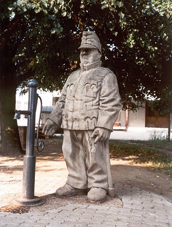 Socha dobrého vojaka Švejka pri železničnej stanici v Humennom