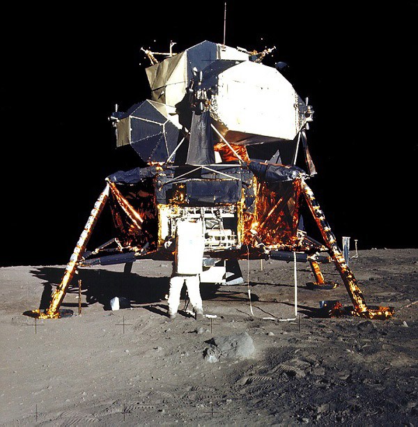 Vykládka zařízení ALSEP z útrob Apolla 11