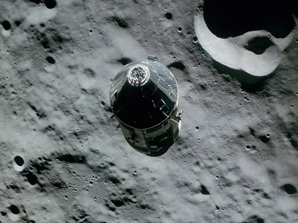 Servisní sekce Apolla nad povrchem Měsíce