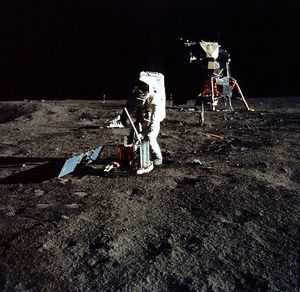 Přístroje ALSEP a přistávací modul Apolla 11