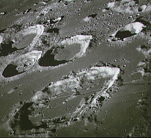Měsíční krátery z oběžné dráhy kolem Měsíce