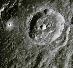 Jeden z nesčetných měsíčních kráterů
