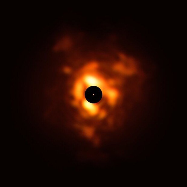 Prachové obálky Betelgeuse na snímku z přístroje VISIR