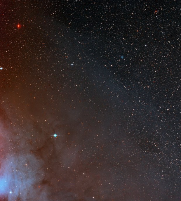 Širokoúhlý pohled na oblohu v okolí exotické dvojhvězdy AR Scorpii