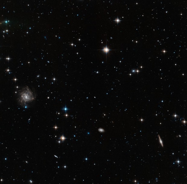 Galaxie Centaurus A neboli NGC 5128 a okol