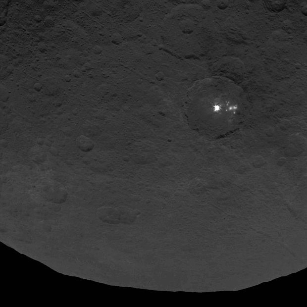 Jasn skvrna na povrchu trpasli planety Ceres