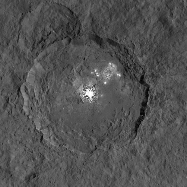 Jasn skvrny na trpasli planet Ceres ze sondy Dawn