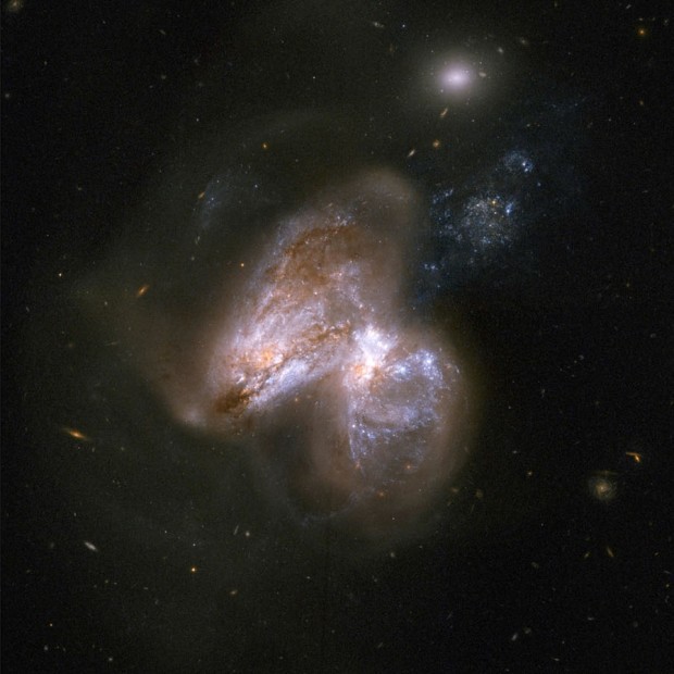 Gigantická černá díra v Arp 299 z HST