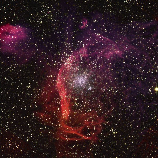 Hvězdokupa NGC1850 pohledem dalekohledů VLT a HST