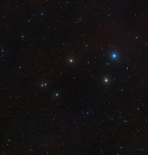 Obloha kolem aktivní galaxie Markarian 1018