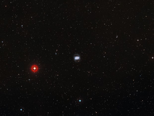 Galaxie NGC1433, vlevo jasná hvězda HD 23719 je viditelná na temné obloze i pouhým okem