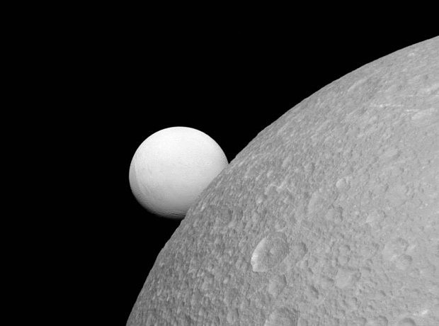 Dione a Enceladus z Cassini