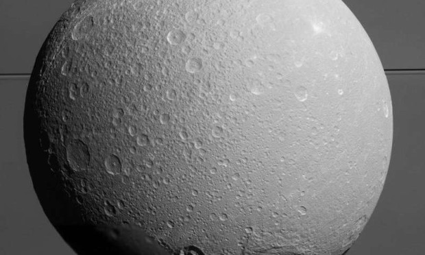 Krátery rozrytý povrch Saturnova měsíce Dione