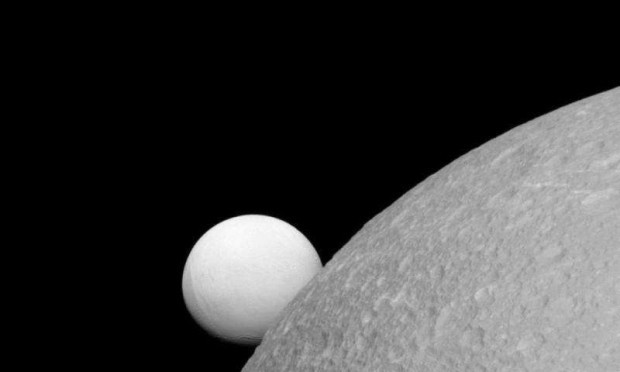 Dione s měsícem Enceladus