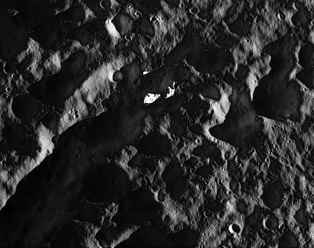 Povrch Dione v blízkosti terminátoru, nasvícení je způsobeno odrazem světla od Saturnu