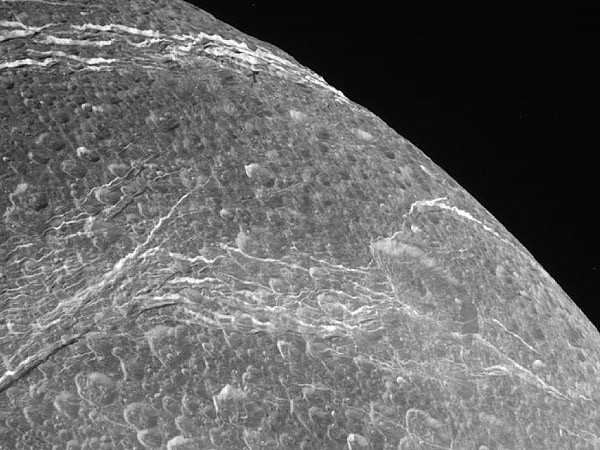Soustavy trhlin v ledové kůře Dione