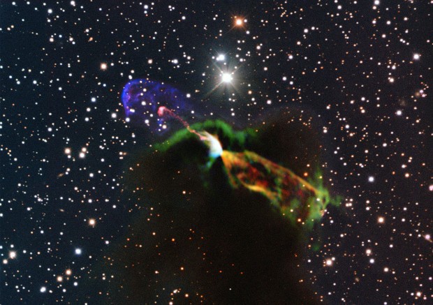 Kombinovaný snímek z ALMA a NTT nově zrozené hvězdy
