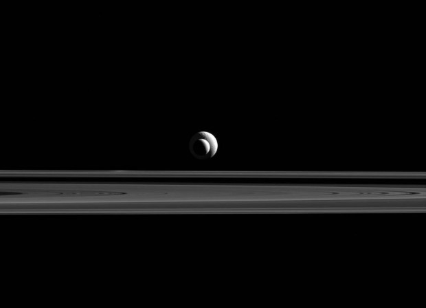 Enceladus a Tethys z Cassini
