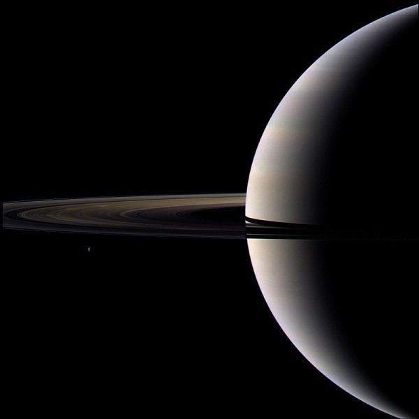 Saturn s prstencem a měsícem Tethys