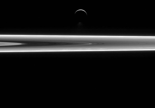 Enceladus a Saturnovy prstence