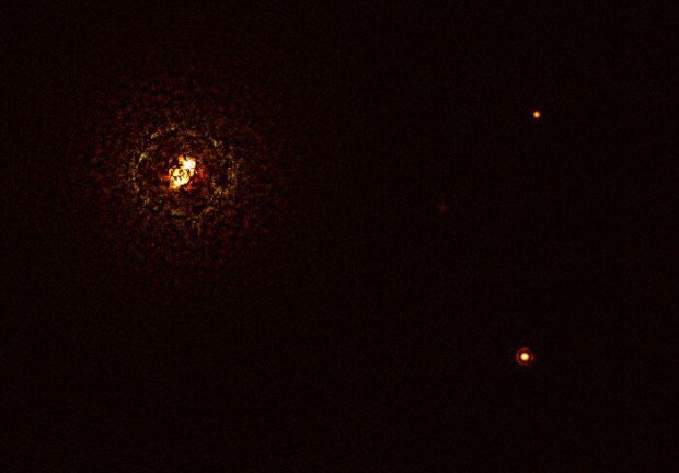 Snímek nejhmotnější známé dvojhvězdy hostící exoplanetu