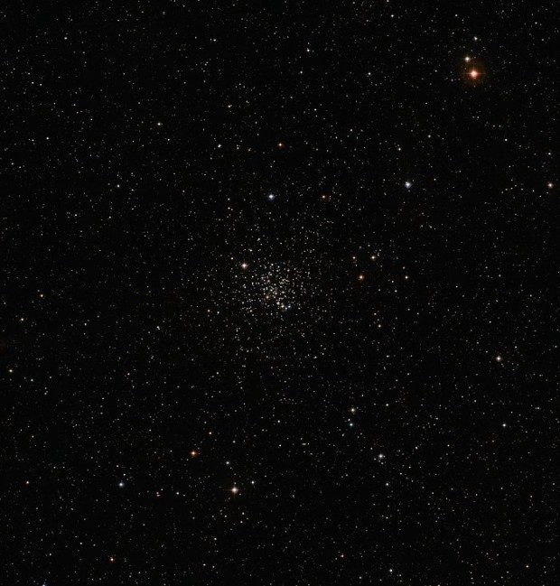 Širokoúhlý pohled na otevřenou hvězdokupu M 67