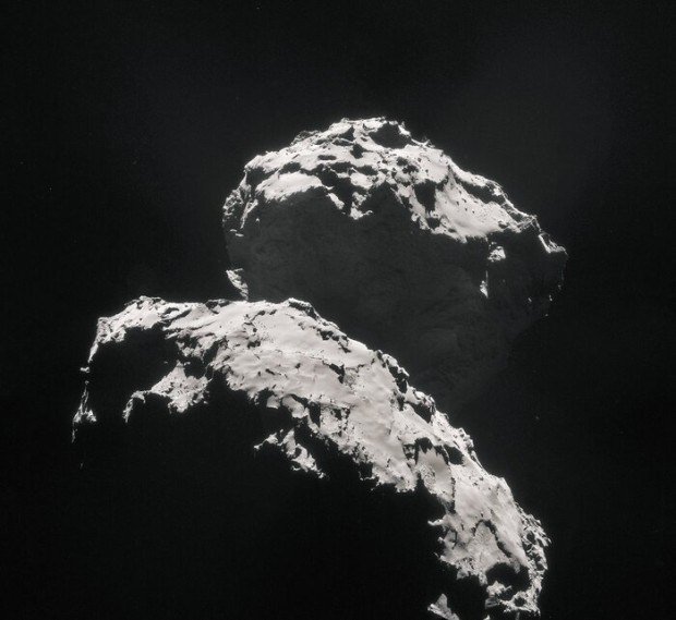 Pohled na jádro komety 67P/Čurjumov–Gerasimenko ze sondy Rosetta