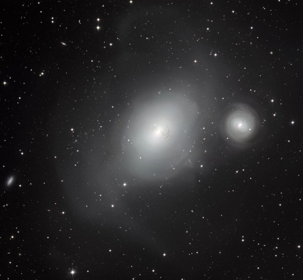 Intaragující galaxie NGC 1316 a NGC 1317
