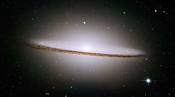 Galaxie M 104 zvaná Sombrero