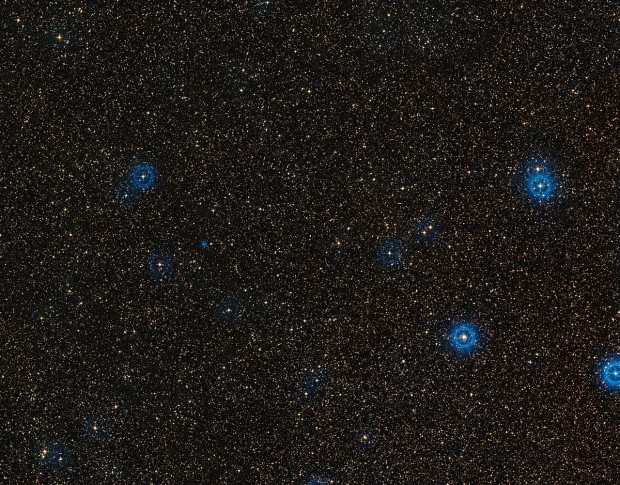 Širokoúhlý pohled na oblohu kolem blízkého páru hnědých trpaslíků Luhman 16AB 