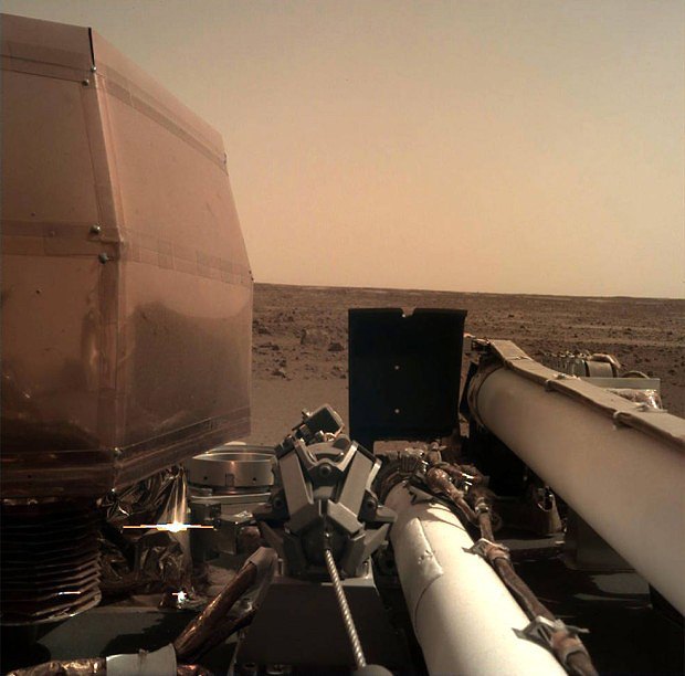 Sonda InSight na povrchu Marsu