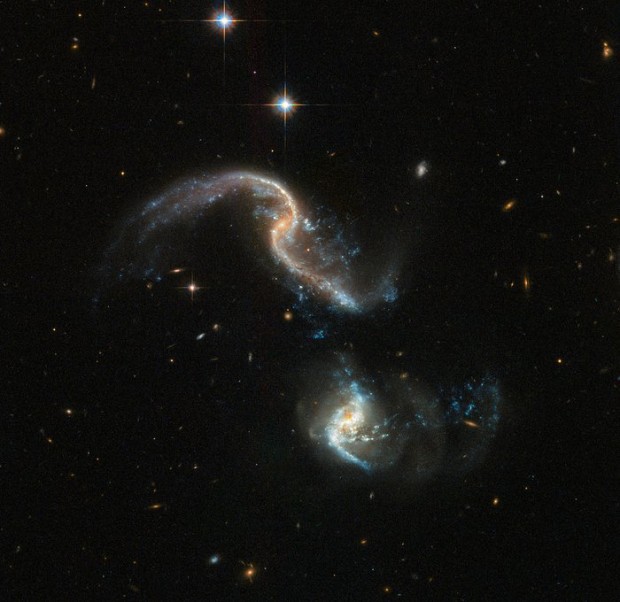 Interagujc galaxie Arp 256