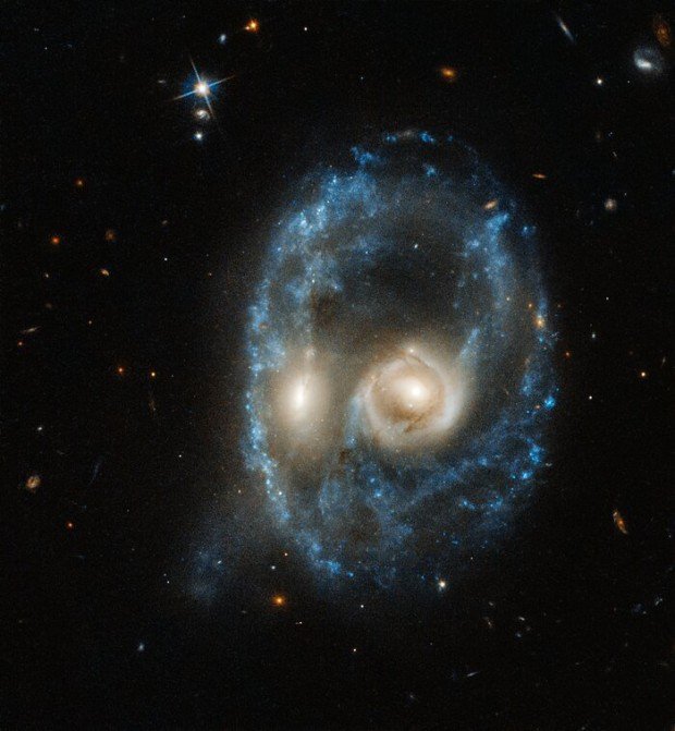 Interagujc galaxie Arp-Madore 2026-424