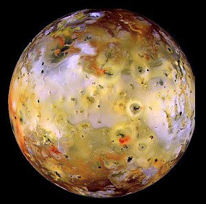 Měsíc Io s vulkány zvrásněnou tváří