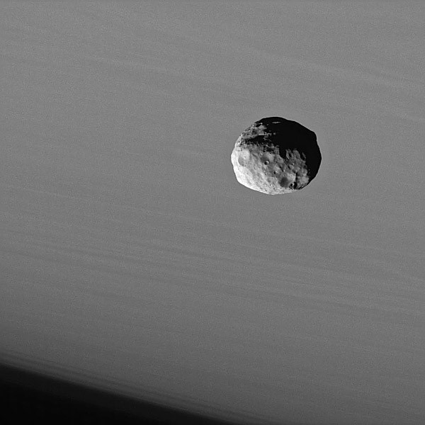 Janus nad povrchem planety Saturn
