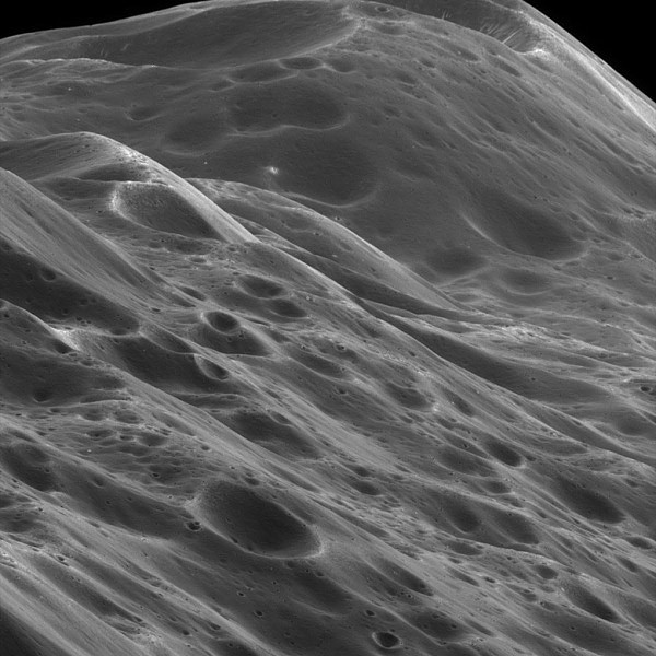 Krátery posetý povrch měsíce Japetus