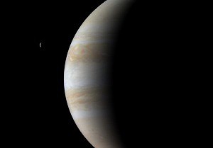 Jupiter s jedním ze svých měsíců (malý srpek vlevo)