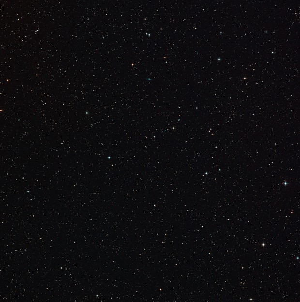 irokohl pohled na oblohu kolem galaxie H-ATLAS J142935.3-002836 zobrazen gravitan okou