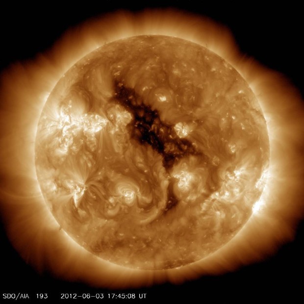 Sluneční koróna z SDO s velkou kornální dírou