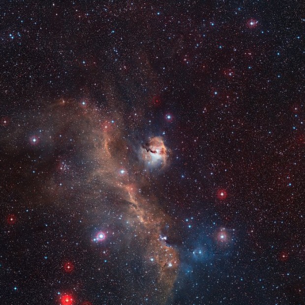 irokohl pohled na celou mlhovinu Racek (IC 2177)
