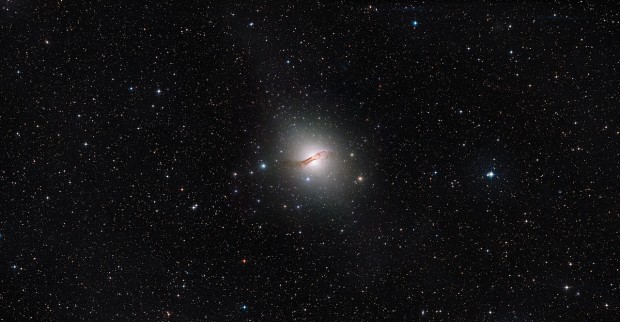 Širokoúhlý pohled na galaxii Centaurus A