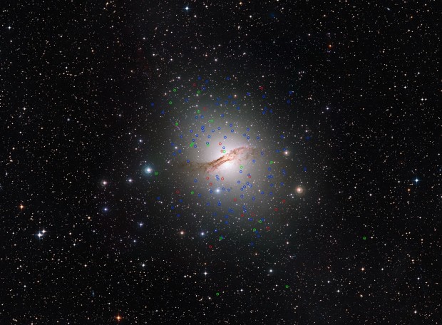 Obří eliptická galaxie Centaurus A (NGC 5128) a její podivné kulové hvězdokupy