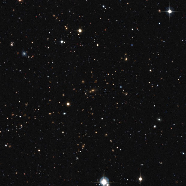 Vzdlen kupa galaxi objeven pi pehldce XXL ve viditelnm svtle