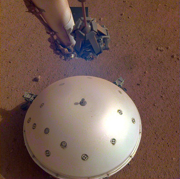 Pstroj SEIS na povrchu Marsu