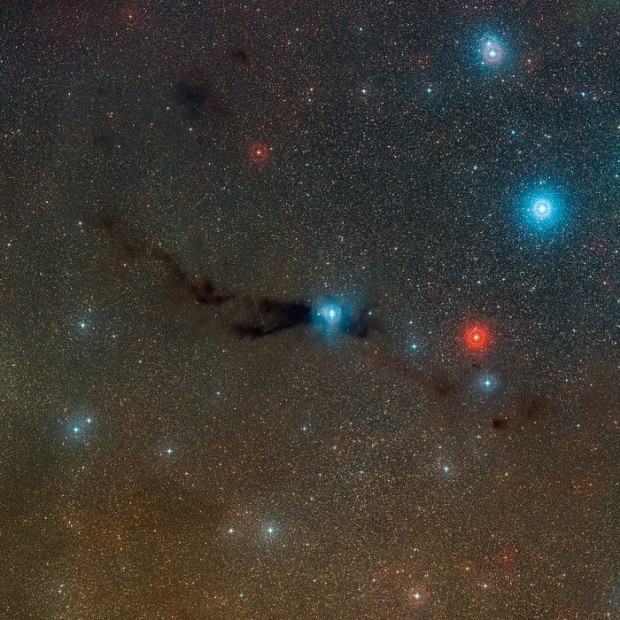 irokohl pohled na temn oblak Lupus 3 a s nm spojenou skupinu hvzd
