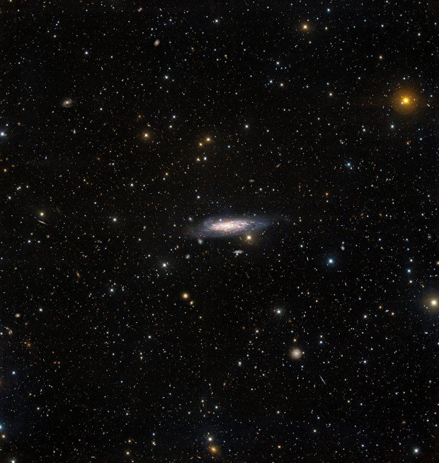 irokohl pohled na galaxii NGC 1003