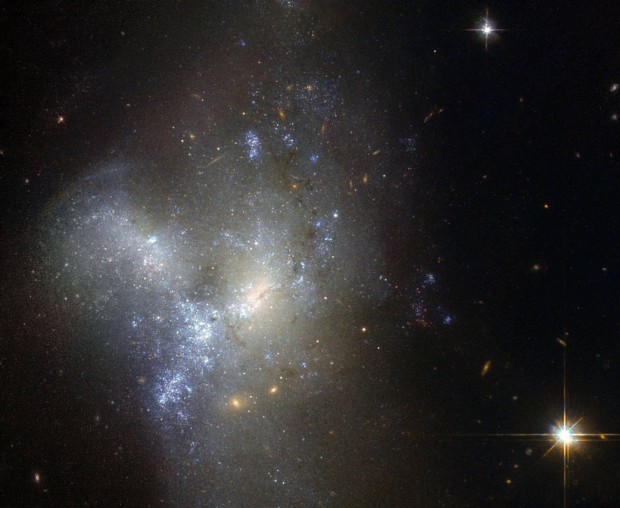 pekulirn galaxie NGC 1487