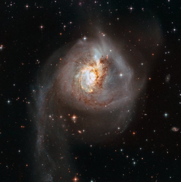 Pekuliární galaxie NGC 3256