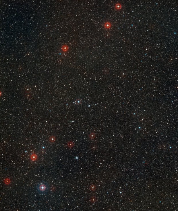 Širokoúhlý pohled na okolí galaxie NGC 3256